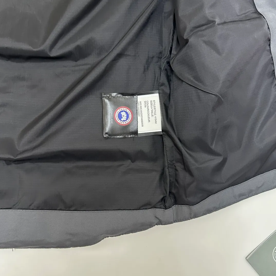 P380 top real shot - model number 119100 Canada Goose has always been recognized as the warmest down jacket. Various Instagram celebrities, Internet celebrities, and celebrities often wear it for street photos. I make Canada Goose every year, but I still can’t get rid of my love for the goose. No matter how cold the days are, there is no need to be afraid because of the care of the goose. The down vest is definitely a concave shape in autumn and winter. It is a trading company order model, exclusively launched! The purchase at the counter is the same as the genuine original clothes. Pay attention to the matching. There is velvet on the back collar, which is more warm. There is a zippered hidden pocket on the inside, and the genuine net pocket is synchronized inside. You need to compare the genuine products at any time. All the accessories are custom-made from the original factory. 1️⃣Fabric: Domestic exclusive Japanese original fabric with characteristics: waterproof, drill-proof, anti-fading, 24-count calendered woolen surface (waterproof level conforms to the ball raincoat level) 2️⃣Down: national standard 80 white duck down Supports identification (many on the market are 50 velvet and recharged in order) with better thermal insulation performance, light and not heavy, and good recovery of fluffiness after compression!  3️⃣Zipper: Original factory customized zipper with clear engraving and perfect texture. Original customized authentic YKK military-grade copper core zipper puller that can withstand hundreds of thousands of pulls. 4️⃣Embroidery: Imported new Behringer embroidery machine customized with 10,000-needle electric embroidery, full/three-dimensional/clear! 5️⃣: 400D high-density count liner fabric in the inner liner completely eliminates the problem of velvet leakage and velvet leakage. In the down woven category, there is no bragging. There is currently almost no one that can do better than us! Make an original product with care, so that every customer has the confidence to introduce it to his customers: This is the top replica version in China. A good product does not need too much soft text to highlight it. Color: Black Gray Off-White Size: S-XXL Size Clothing Length Bust Shoulder Width Recommended Height Recommended Weight S: 70 117 47.5 155-160 100-120 M: 72 121 48.5 160-170120-140 L: 74 125 49.5 165-175,140-160 Warm reminder: The tile measurement is measured manually, and the error of 1-3cm is within the normal range! The customer's suggestion is not used as a reason for return or exchange; #Because everyone's body height is different, the size recommended by customer service is only a slight color difference. Please note that slight color differences in the product are normal and will not be used as a reason for return or exchange. #Due to different monitor display pixels and external factors such as shooting lighting